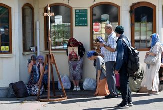 Прихожане УПЦ молятся у закрытого входа в Киево-Печерскую лавру. Киев, 20 августа 2024 года