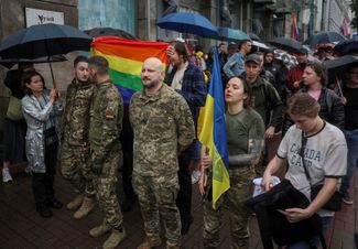 Украинские военные <a href="https://meduza.bypassnews.online/feature/2024/06/17/v-ukraine-proshel-kievprayd-vpervye-s-nachala-rossiyskogo-vtorzheniya-ego-uchastniki-trebovali-zaschity-svoih-prav-i-postavok-oruzhiya-dlya-vsu" rel="noopener noreferrer" target="_blank">на Марше равенства</a> в Киеве. 16 июня 2024 года