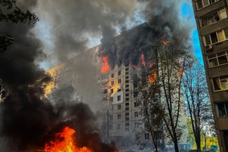 Пожар в харьковском жилом многоэтажном доме после российского авиаудара