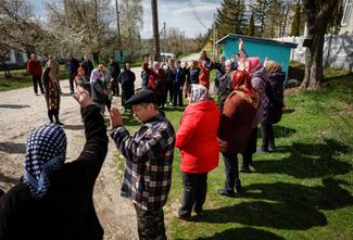 Встреча сторонников и противников перехода церкви села Карышков Винницкой области из УПЦ в ПЦУ. 22 апреля 2023 года