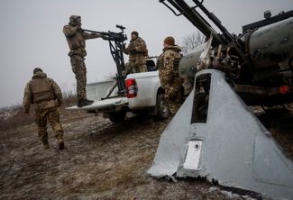 Украинские военные из подразделения ПВО готовятся к церемонии награждения после массированного <a href="https://meduza.bypassnews.online/feature/2024/01/02/rossiya-nanesla-massirovannyy-udar-po-ukraine-v-kieve-raketa-popala-v-mnogokvartirnyy-dom" rel="noopener noreferrer" target="_blank">удара</a> российских войск по Украине 2 января.