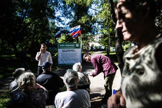 Федор Горожанко (крайний справа) во время предвыборной кампании в Костромской области