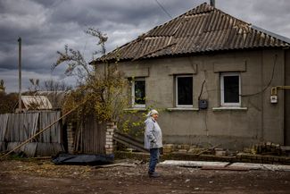 В черном пакете слева — тело женщины, убитой накануне в результате обстрела с российской стороны<br>