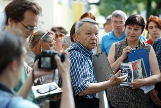 Vladislav Tarik at the unveiling of a plaque in honor of his father, who was killed in the Great Terror