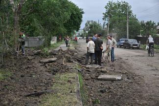 Сотрудники коммунальных служб разбираются с последствиями ударов по Дружковке