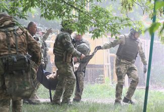 Всего в Белгороде за сутки погибли 19 человек, сообщил губернатор Белгородской области Вячеслав Гладков. Помимо 15 человек, ставших жертвами обрушения дома, еще трое мирных жителей погибли при вечерних обстрелах города. Кроме того, в больнице умерла женщина, получившая ранения в субботу, 11 мая