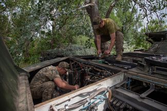 Военные чинят БМП-1