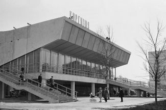 Кинотеатр «Киргизия» в день открытия, 28 апреля 1972 года. Москва, Зеленый проспект, 81