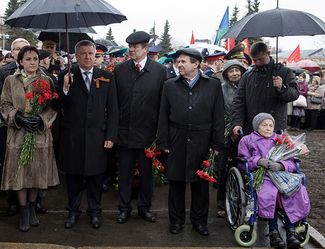 Глава Петрозаводска Галина Ширшина, глава Карелии Александр Худилайнен и член Совета Федерации Сергей Катанандов (слева направо) во время празднования Дня Победы в Петрозаводске