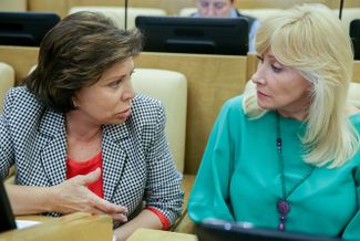 Oksana Pushkina (right) and her often supportive colleague Irina Rodnina.