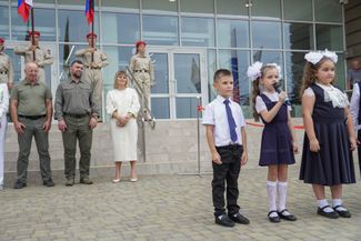 Линейка в новой школе в Мариуполе — городе, который российская армия почти полностью разрушила после начала войны с Украиной, а затем оккупировала. В церемонии к началу учебного года поучаствовал глава аннексированной ДНР Денис Пушилин