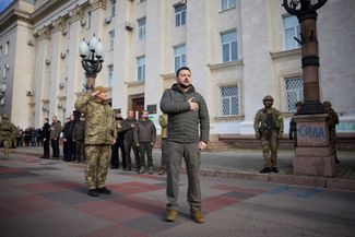 Владимир Зеленский поет гимн Украины в Херсоне