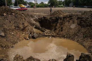 Воронка на месте попадания одной из российских ракет