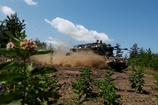 Украинские военнослужащие на самоходной установке «Гепард» — <a href="https://www.bundeswehr.de/de/aktuelles/meldungen/flugabwehrkanonenpanzer-gepard-5400072" rel="noopener noreferrer" target="_blank">одном из столпов</a> зенитных сил немецкой армии. Германия <a href="https://meduza.bypassnews.online/news/2022/04/26/germaniya-vpervye-ob-yavila-o-postavkah-tyazhelogo-vooruzheniya-v-ukrainu" rel="noopener noreferrer" target="_blank">объявила</a> о поставке тяжелого вооружения в конце апреля