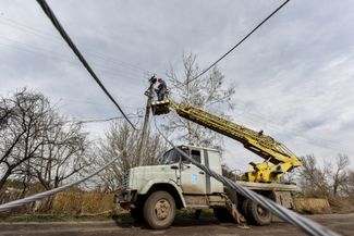 Рабочие ремонтируют поврежденные во время обстрелов линии электропередач в селе Студенок Харьковской области, примерно в 20 километрах от Изюма. ВСУ <a href="https://www.understandingwar.org/backgrounder/russian-offensive-campaign-assessment-september-15" rel="noopener noreferrer" target="_blank">освободили</a> Студенок 15 сентября 2022 года, но войска РФ <a href="https://ru.interfax.com.ua/news/general/900338.html" rel="noopener noreferrer" target="_blank">продолжают обстреливать</a> село