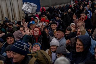 Раздача гуманитарной помощи в пригороде Херсона. Замглавы офиса президента Украины Кирилл Тимошенко 18 ноября сообщил, что в Херсон направляется гуманитарная помощь, которую передают другие регионы Украины