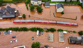 Электричка у вокзала города Кордель на западе Германии, затопленного в результате выхода из берегов реки Килль. Ливни в Германии и Бельгии привели к многочисленным смертям и разрушениям жилых домов, в которых до сих пор могут оставаться люди. 15 июля 2021 года