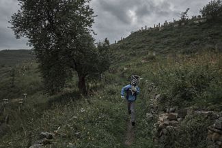 Ребенок, бегущий по кладбищу в самодельной маске, которая, по его словам, отпугивает несчастье