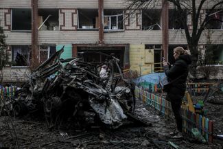 Поврежденное здание детского сада в Киеве 