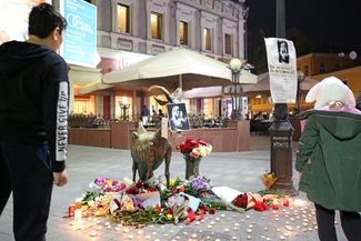 Spontaneous memorial to Irina Slavina next to the sculpture “Funny Goat” in central Nizhny Novgorod 