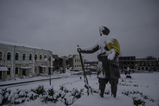 Памятник казакам-основателям Купянска на центральной площади