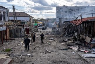 В четверг утром российские войска обстреляли Купянск — город в Харьковской области, <a href="https://www.pravda.com.ua/rus/news/2022/09/10/7366884/" rel="noopener noreferrer" target="_blank">освобожденный</a> ВСУ 10 сентября. В результате атаки <a href="https://www.objectiv.tv/objectively/2022/10/13/gschs-v-kupyanske-iz-za-obstrela-dotla-sgorel-magazin-foto/" rel="noopener noreferrer" target="_blank">загорелись</a> несколько магазинов на территории городского рынка. О жертвах и пострадавших не сообщалось