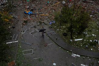 Жительница Николаева во дворе жилого дома, пострадавшего в результате ракетного обстрела со стороны России