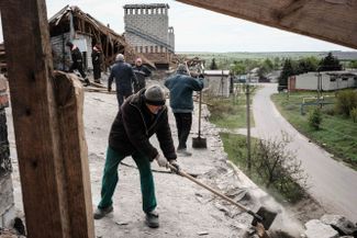 Рабочие разбирают завалы, оставшиеся после бомбардировки в поселке Черкасское. Всего с начала войны в Донецкой области, по <a href="https://t.me/meduzalive/59636" rel="noopener noreferrer" target="_blank">данным</a> главы Донецкой областной администрации Павла Кириленко, погибли 352 человека. Это данные без учета погибших в Волновахе и Мариуполе, которые были фактически уничтожены российской армией