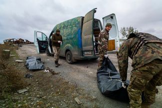 Украинские военные транспортируют тела погибших во время российской оккупации Херсонской области в Александровке. Мешки с телами военных — с особой отметкой. После семимесячной оккупации, 10 ноября, поселок вернулся под контроль Украины. Народный депутат Алексей Гончаренко <a href="https://war.novyny.live/ru/brestskaia-krepost-na-khersonshchine-vsu-bolshe-mesiatsa-derzhali-oboronu-iz-shkoly-63696.html" rel="noopener noreferrer" target="_blank">сообщил</a>, что после оккупации Александровка разрушена, на улицах стоят сожженная техника и машины, жителей в поселке не осталось