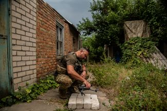 Боец ВСУ готовит к запуску дрон. По <a href="https://24tv.ua/ru/rossija-umenshila-intensivnost-obstrelov-v-hersone-pochemu-jeto-proizoshlo-imenno-sejchas-24-kanal_n2360956" rel="noopener noreferrer" target="_blank">словам</a> заместителя председателя Херсонского областного совета Юрия Соболевского, благодаря успехам украинских военных армия РФ стала значительно реже обстреливать правый берег Херсонской области, подконтрольный ВСУ. При этом 27 июля пресс-служба областной военной администрации <a href="https://t.me/khersonskaODA/8381" rel="noopener noreferrer" target="_blank">сообщила</a>, что российские войска нанесли удар по селу Гавриловка в ста километрах от Херсона — погибла женщина, еще четыре мирных жителя пострадали. Минобороны РФ <a href="https://t.me/mod_russia/28667" rel="noopener noreferrer" target="_blank">не упоминало</a> Херсонскую область в своей сводке 27 июля