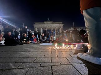 В Берлине акция прошла у Бранденбургских ворот, несмотря на введенный в городе <a href="https://www.dw.com/ru/sud-podtverdil-zapret-na-propalestinskie-akcii-v-berline/a-67071467" rel="noopener noreferrer" target="_blank">запрет</a> на пропалестинские демонстрации. DW <a href="https://www.dw.com/ru/v-berline-propalestinskie-demonstranty-napali-na-policejskih/a-67128573" rel="noopener noreferrer" target="_blank">сообщает</a> о столкновении участников акции с полицией. В берлинском районе Нойкёльн протестующие пытались перегородить улицы «подожженными предметами» и бросали камни в приехавших полицейских.