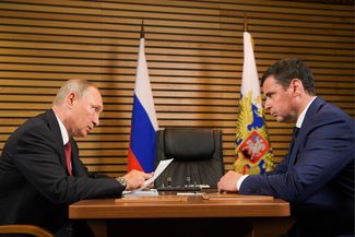 Vladimir Putin speaks with Yaroslavl Governor Dmitry Mironov, <a href="https://meduza.bypassnews.online/en/short/2019/06/05/putin-has-appointed-four-of-his-bodyguards-to-be-regional-governors-two-have-already-quit" target="_blank">one of</a> his former bodyguards. September 2017