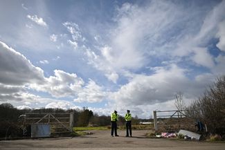 Акции памяти прошли на следующий день после того, как в графстве Кент в лесу было найдено тело Сары Эверард, а по подозрению в ее в убийстве задержали лондонского полицейского Уэйна Казинса. На фото оцепление у лесопарка, где нашли останки