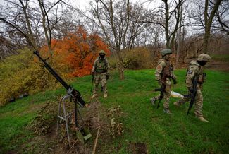 Российские военнослужащие у пулеметного гнезда на левом берегу Днепра в оккупированной Запорожской области