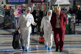 Officials from Rospotrebnadzor, the Federal Service on Supervision of Consumer Rights, at the Vladivostok airport. January 31, 2020