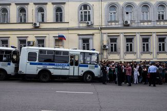 Автозаки у здания Басманного суда. Уже после заседания нескольких человек задержали за раздачу листовок и агитацию