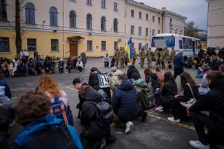 Церемония прощания с украинским военнослужащим Иваном Рыбитвой в Киеве. 19-летний Рыбитва погиб в бою под Бахмутом