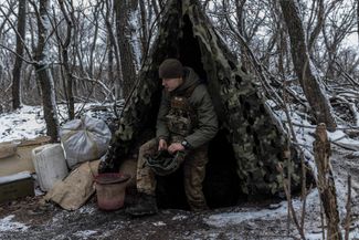 Боец 80-й бригады выходит из укрытия на позициях ВСУ под Бахмутом