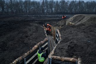 Линия обороны, помимо прочего, включает в себя систему траншей