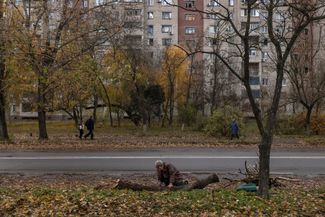 Жительница Херсона пилит ветку дерева на дрова. Из-за массированных российских ударов по объектам энергетики в Украине регулярно происходит массовое отключение электричества. 25 ноября Минэнерго Украины заявило о восстановлении электроснабжения у 70% потребителей по всей стране