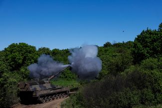 Если российским военным удастся захватить Часов Яр и всю территорию Донбасса, то они прорвутся «в самое сердце Украины», <a href="https://news.sky.com/story/russia-will-push-into-heart-of-ukraine-if-it-captures-frontline-town-governor-warns-13131980" rel="noopener noreferrer" target="_blank">заявил</a> в интервью британскому телеканалу Sky News глава Донецкой областной военной администрации Вадим Филашкин. «Мы этого не допустим и сделаем все возможное — и невозможное — чтобы сдержать врага здесь, в Донецкой области, и восстановить границы 1991 года», — подчеркнул он.