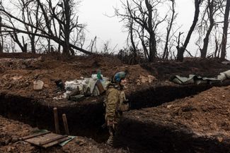 Украинский пехотинец в окопе