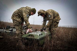 Саперы включают дрон, разработанный для разминирования растяжек 