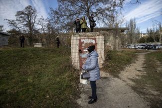 Жители Херсона пытаются поймать мобильную связь