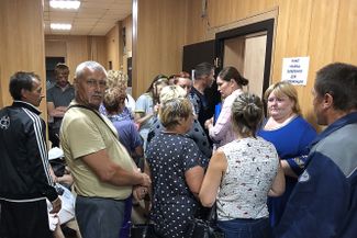 Tulun residents wait in line to receive compensation for flood victims. July 2, 2019