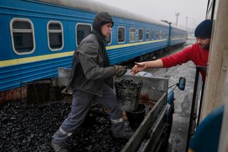 Рабочие загружают уголь в поезд в Киеве. В середине ноября компания «Укрзалізниця» («Украинская железная дорога») <a href="https://www.epravda.com.ua/rus/news/2022/11/13/693764/" rel="noopener noreferrer" target="_blank">запустила</a> проект «Билет к победе» — он позволяет приобрести билеты в украинские города, которые были деоккупированы или еще находятся под оккупацией (поезда в них отправятся, как обещают, сразу после освобождения). На первом поезде, отправившемся из Киева в освобожденный Херсон, <a href="https://www.epravda.com.ua/rus/news/2022/11/19/694023/" rel="noopener noreferrer" target="_blank">путешествовали</a> 200 человек