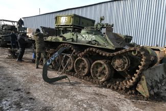 Ремонтно-эвакуационное подразделение группы войск «Восток» на базе в Крыму