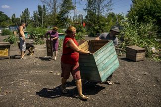 Приют для животных в Краматорске работает с 2010 года. Сейчас в нем содержатся 30 собак и 15 кошек, спасенных в разных частях Украины, где идут боевые действия, — например, в Часове Яре, Бахмуте, Нью-Йорке и Константиновке (все — в Донецкой области)