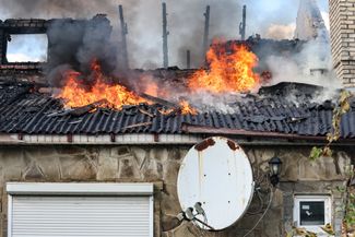 Пожар в жилом доме в Куйбышевском районе Донецка. Власти самопровозглашенной ДНР <a href="https://t.me/tass_agency/206920" rel="noopener noreferrer" target="_blank">заявили</a>, что в результате обстрела города со стороны ВСУ ранены две мирные жительницы