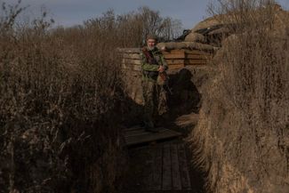 Служащий ВСУ в окопах неподалеку от Херсона